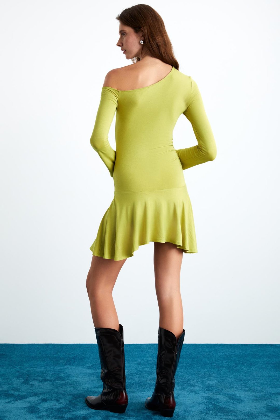 GLENIS Kadın Viskon Likralı Kayık Yaka Vücüda oturan Eteği Kloş ve Asimetrik Yeşil Elbise