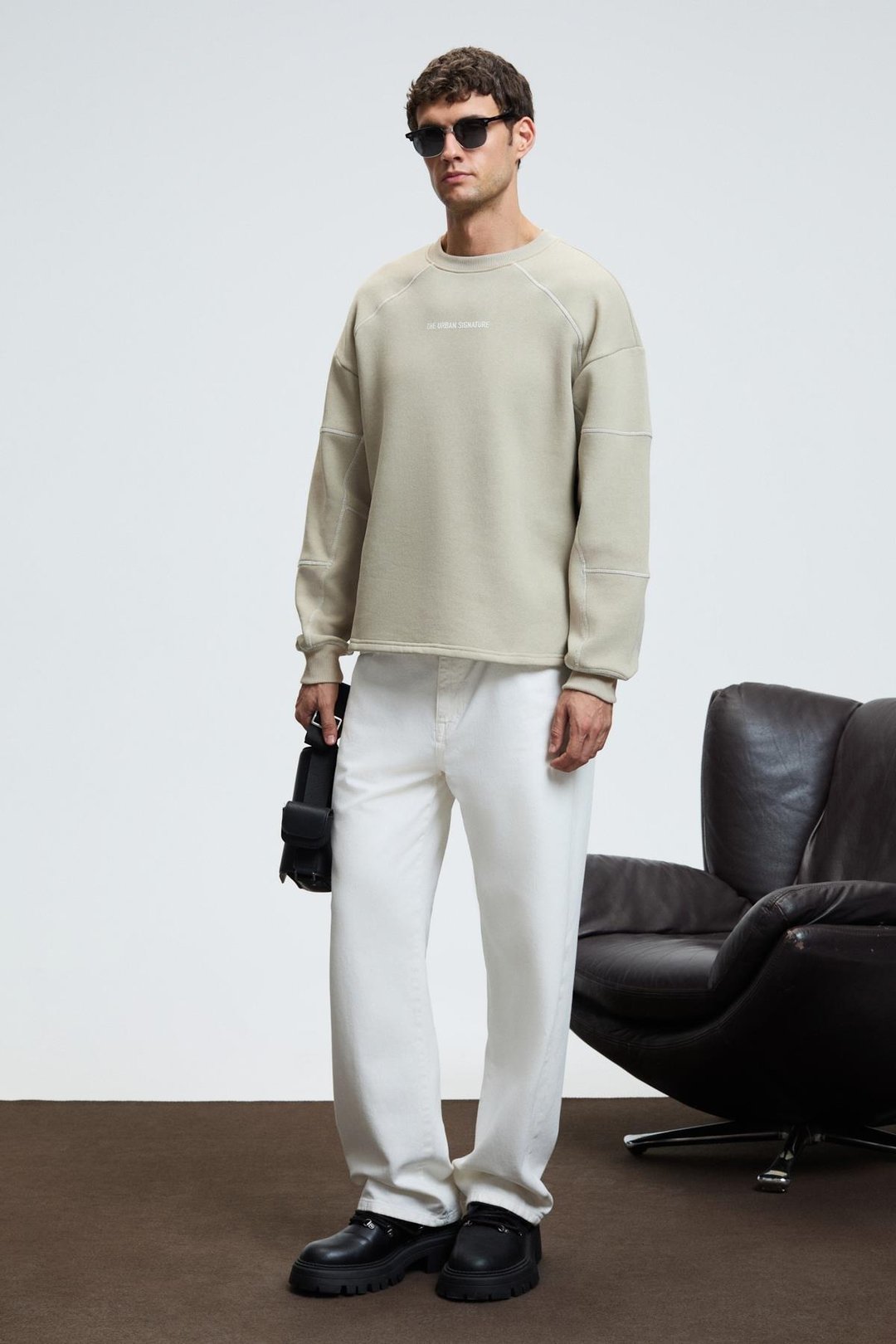 HAL Erkek Yuvarlak Yaka Önünde Ve Kollarında Süs Dikiş Detaylı Baskılı Regular Fit Taş Rengi Sweatshirt