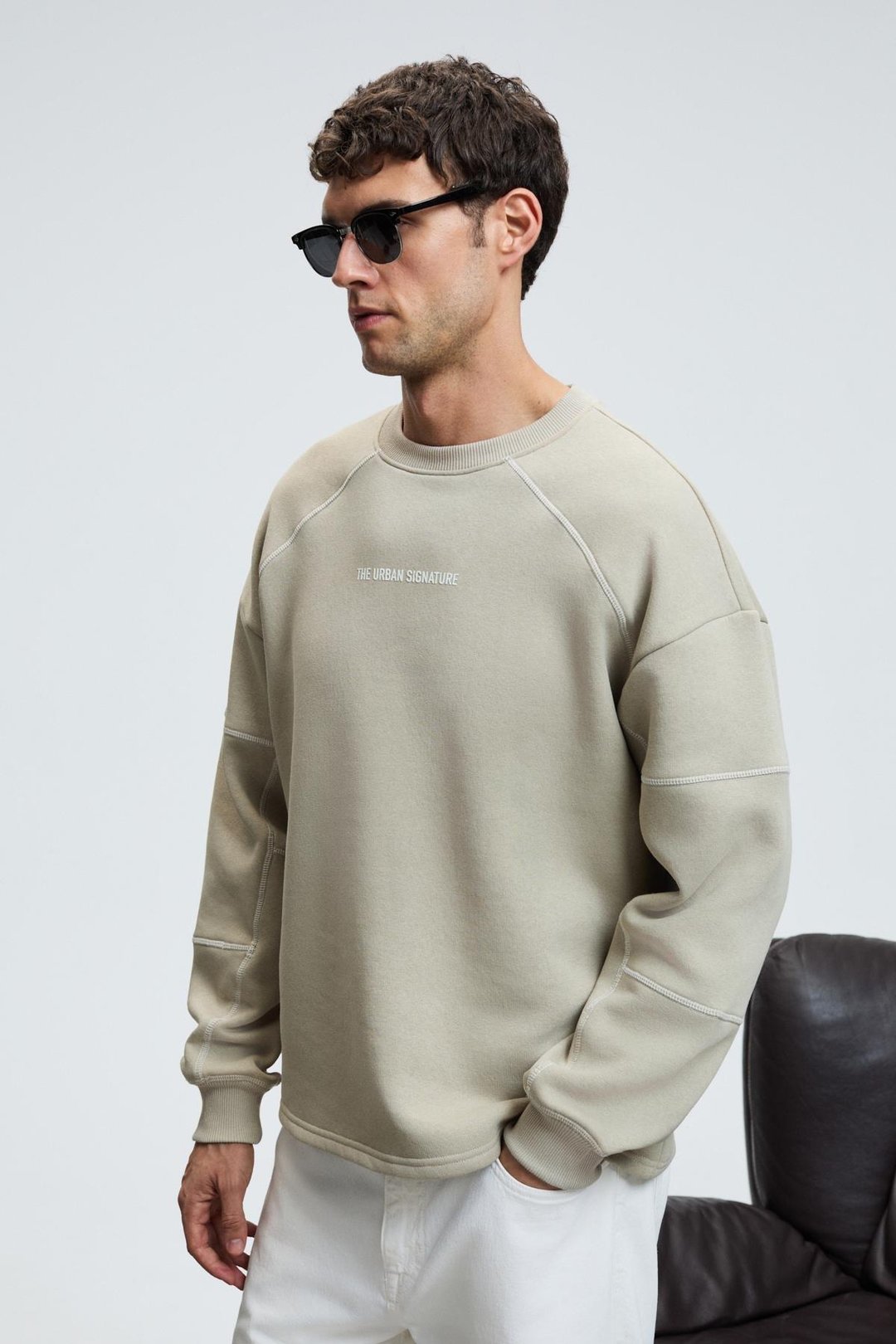 HAL Erkek Yuvarlak Yaka Önünde Ve Kollarında Süs Dikiş Detaylı Baskılı Regular Fit Taş Rengi Sweatshirt