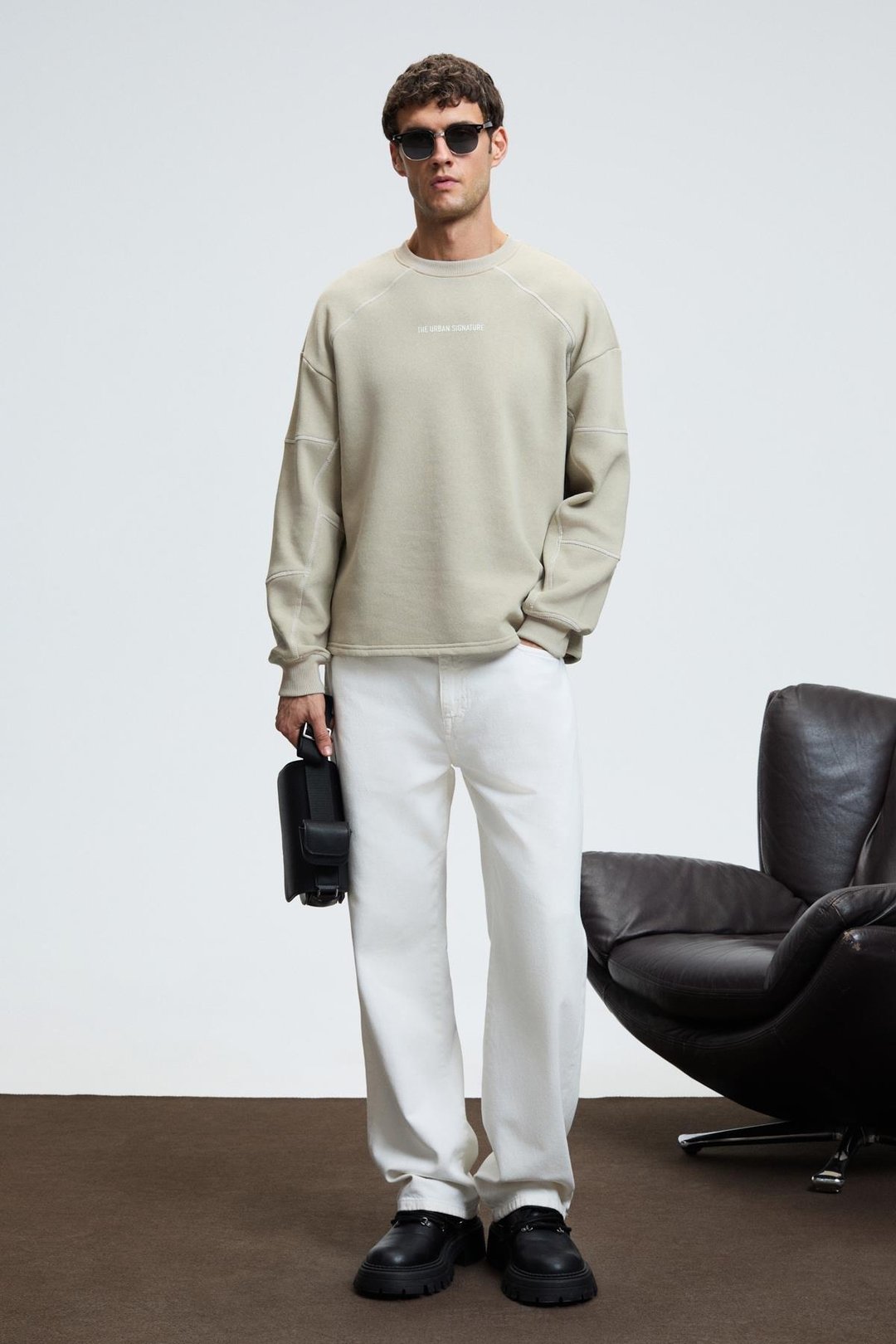 HAL Erkek Yuvarlak Yaka Önünde Ve Kollarında Süs Dikiş Detaylı Baskılı Regular Fit Taş Rengi Sweatshirt