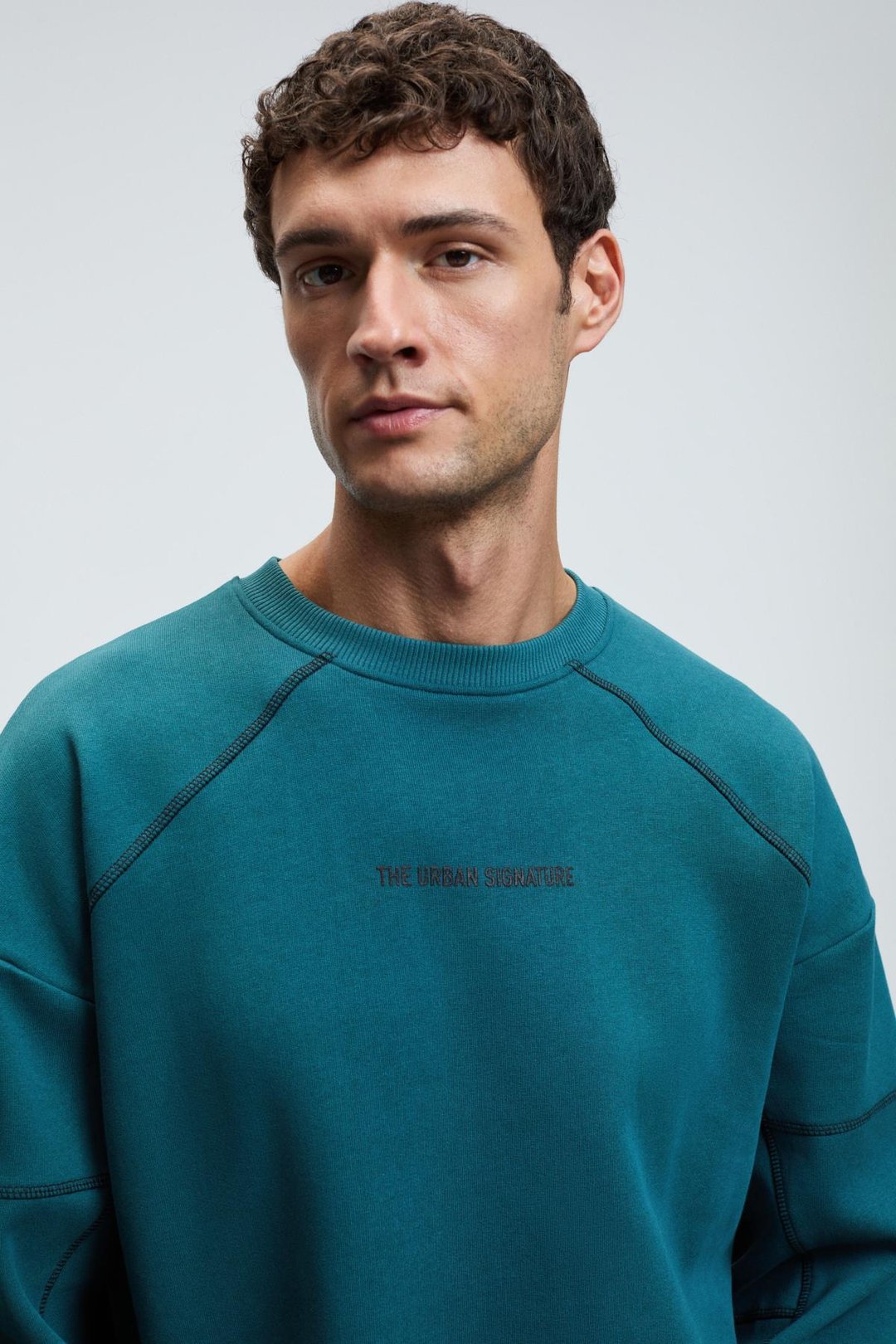 HAL Erkek Yuvarlak Yaka Önünde Ve Kollarında Süs Dikiş Detaylı Baskılı Regular Fit Yeşil Sweatshirt