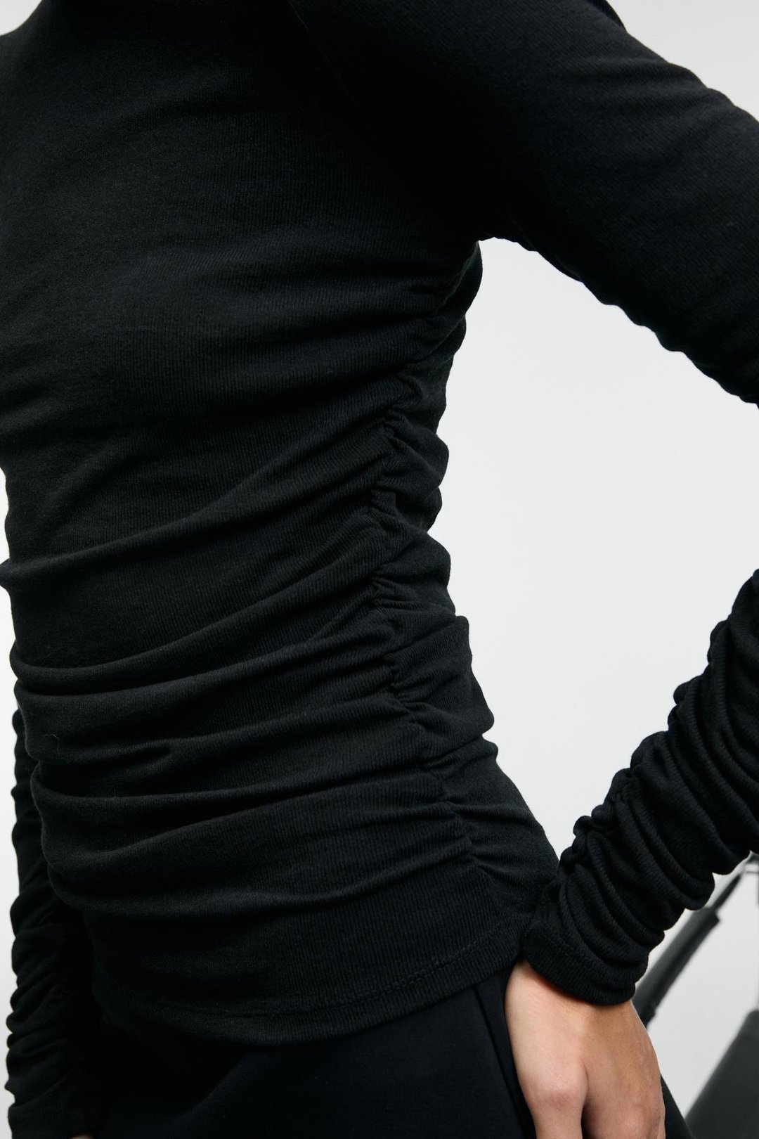 INSSAZA Kadın Vücuda Oturan Büzgülü Slim Fit Siyah Bluz