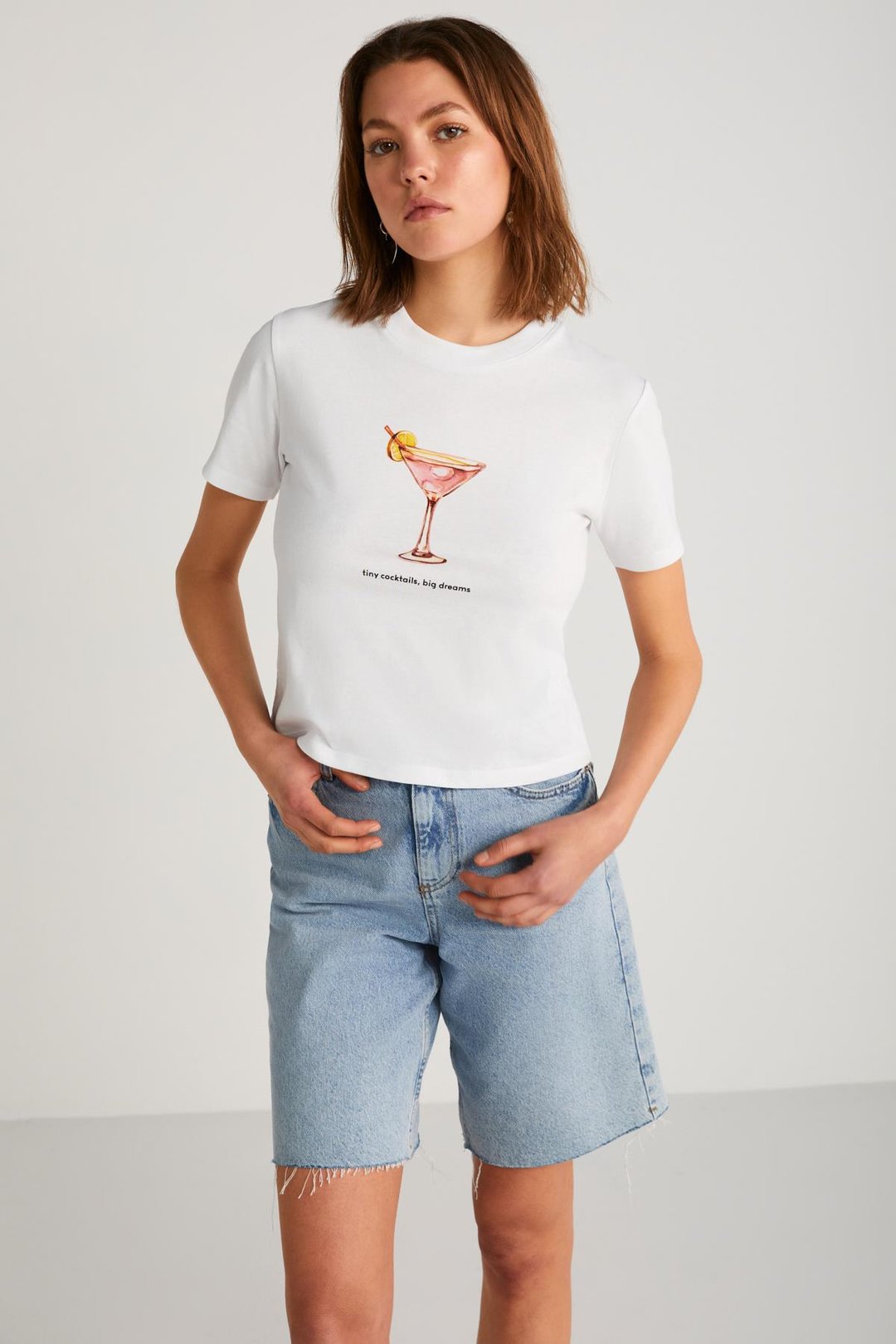 IVONNE Kadın Cocktail Baskı Desenli Kısa Kollu Organik Pamuklu Bisiklet Yaka Crop Beyaz T-Shirt