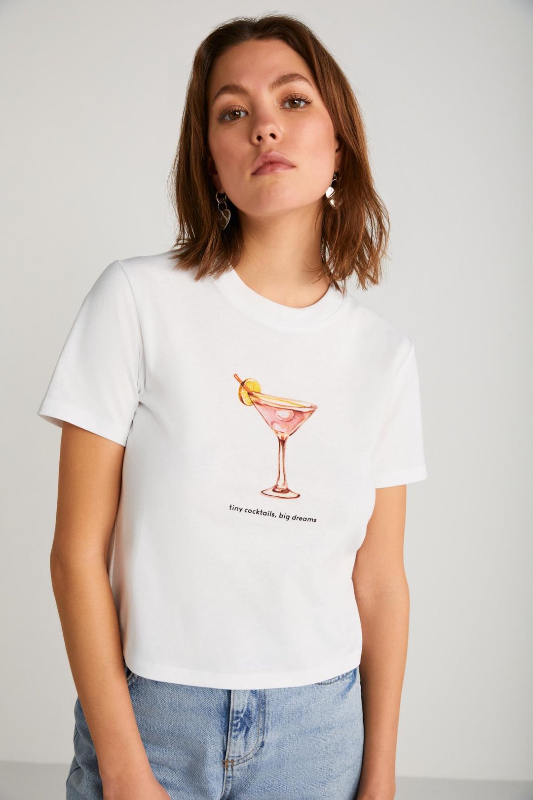 IVONNE Kadın Cocktail Baskı Desenli Kısa Kollu Organik Pamuklu Bisiklet Yaka Crop Beyaz T-Shirt