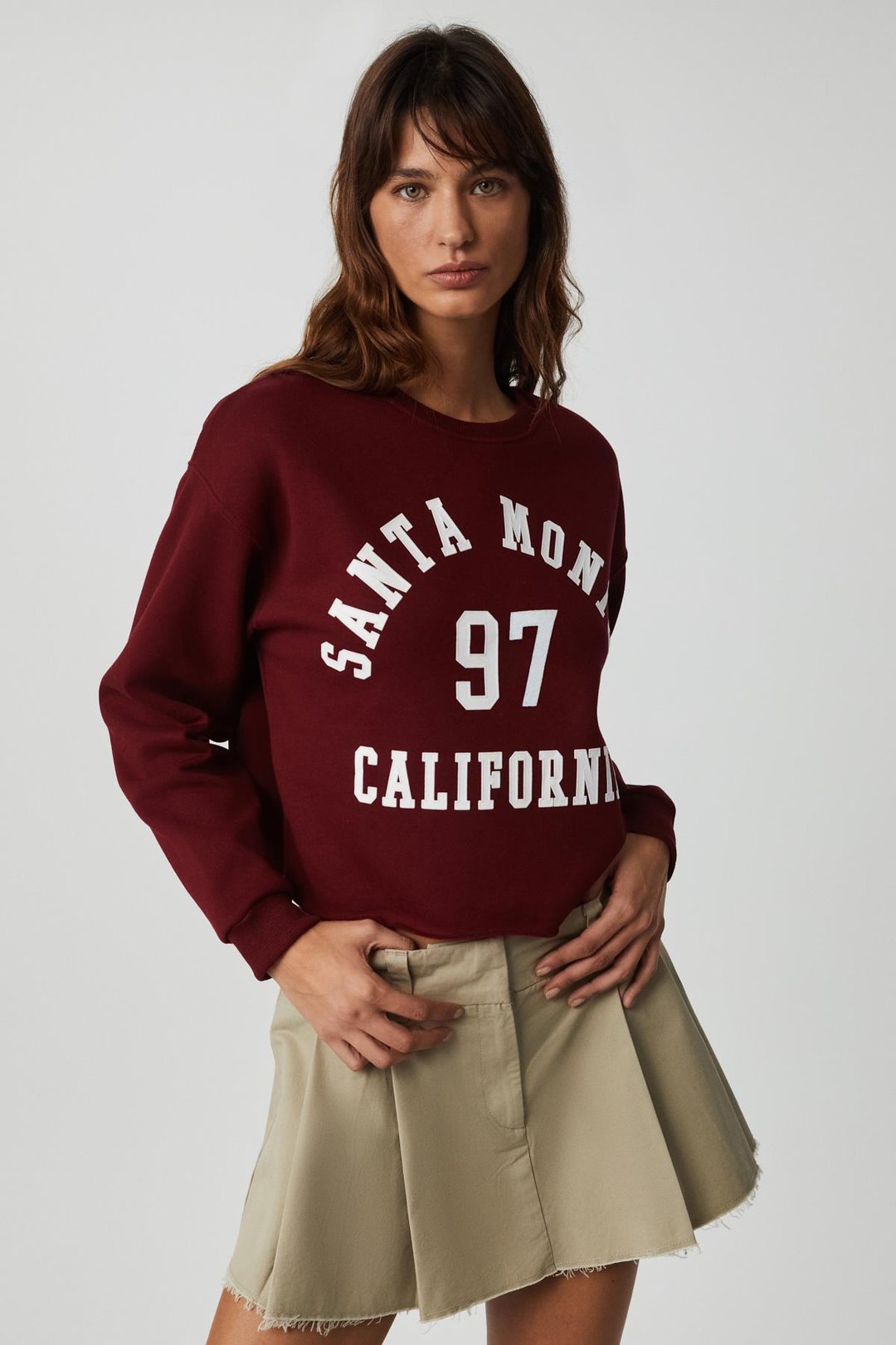 JAELYN Kadın Uzun Kollu Yuvarlak Yaka Önü Baskılı Düşük Omuz Kısa Bordo Sweatshirt