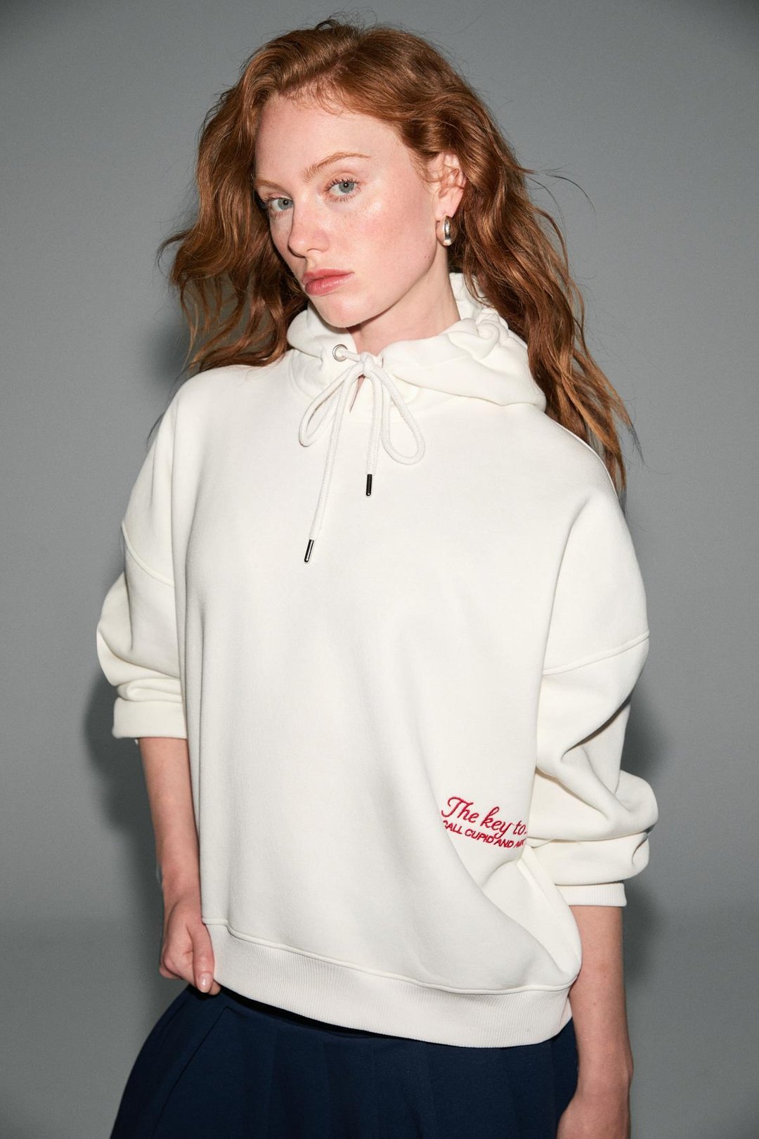 JASSES Kadın Oversize Nakışlı Kapüşonlu Beyaz Sweatshirt