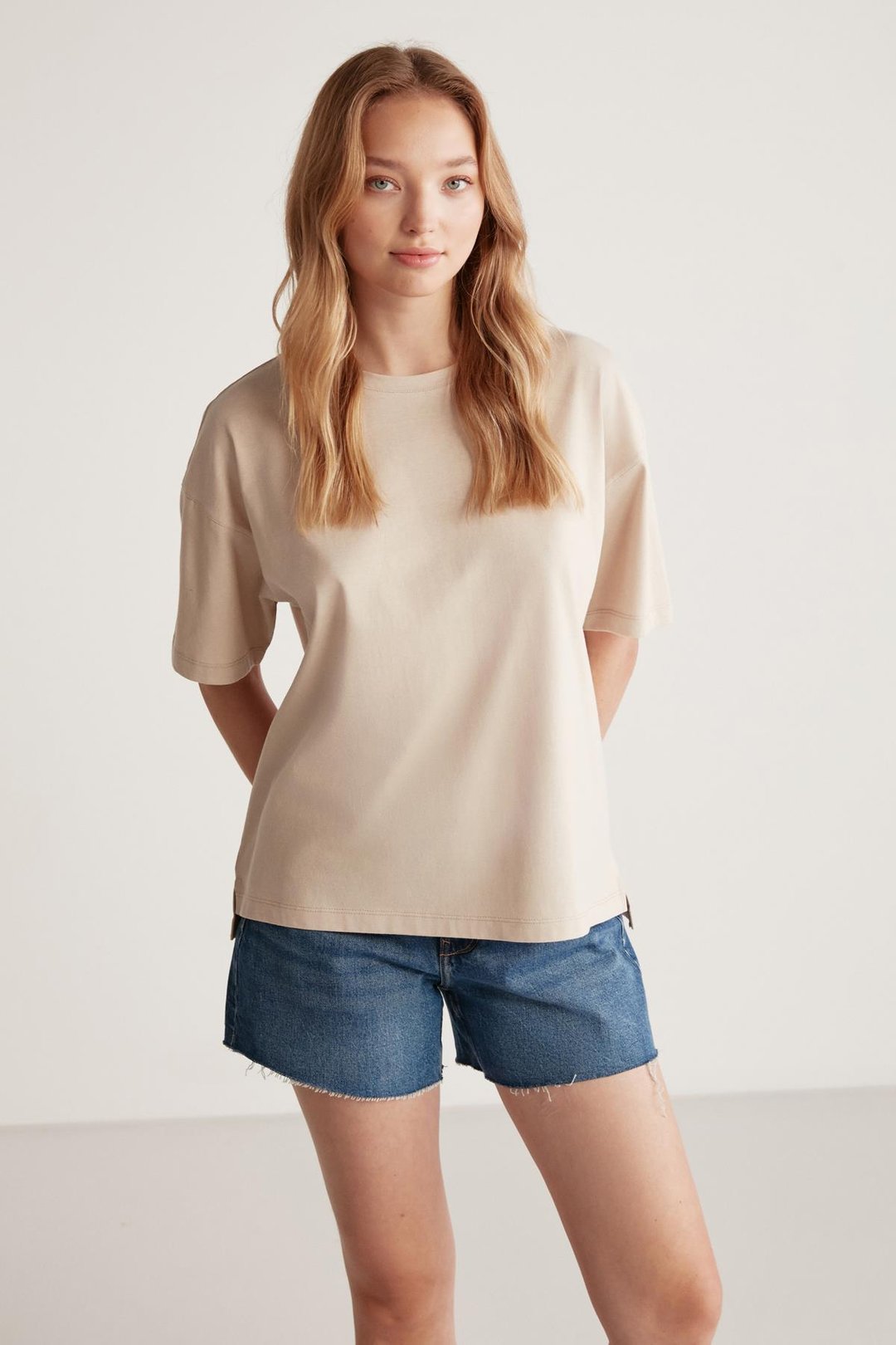 Jemmy Kadın %100 Organik Pamuk Relaxed Fit Yırtmaçlı Yuvarlak Yakalı Bej T-Shirt