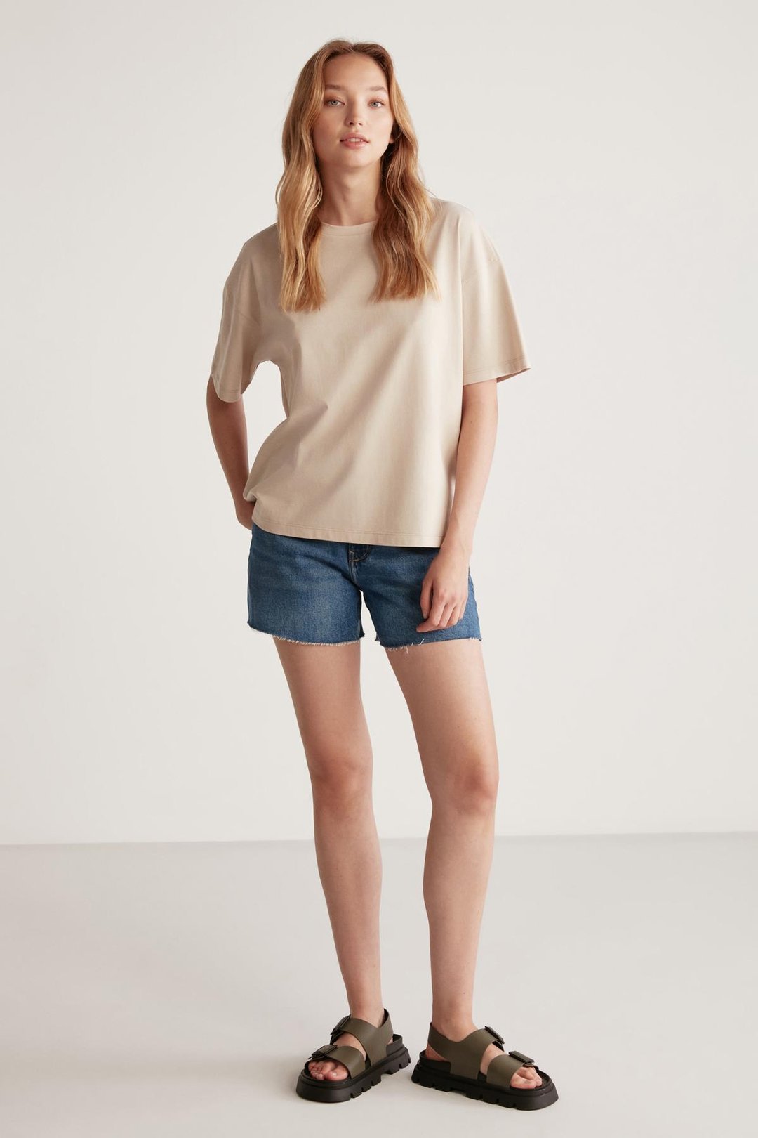 Jemmy Kadın %100 Organik Pamuk Relaxed Fit Yırtmaçlı Yuvarlak Yakalı Bej T-Shirt
