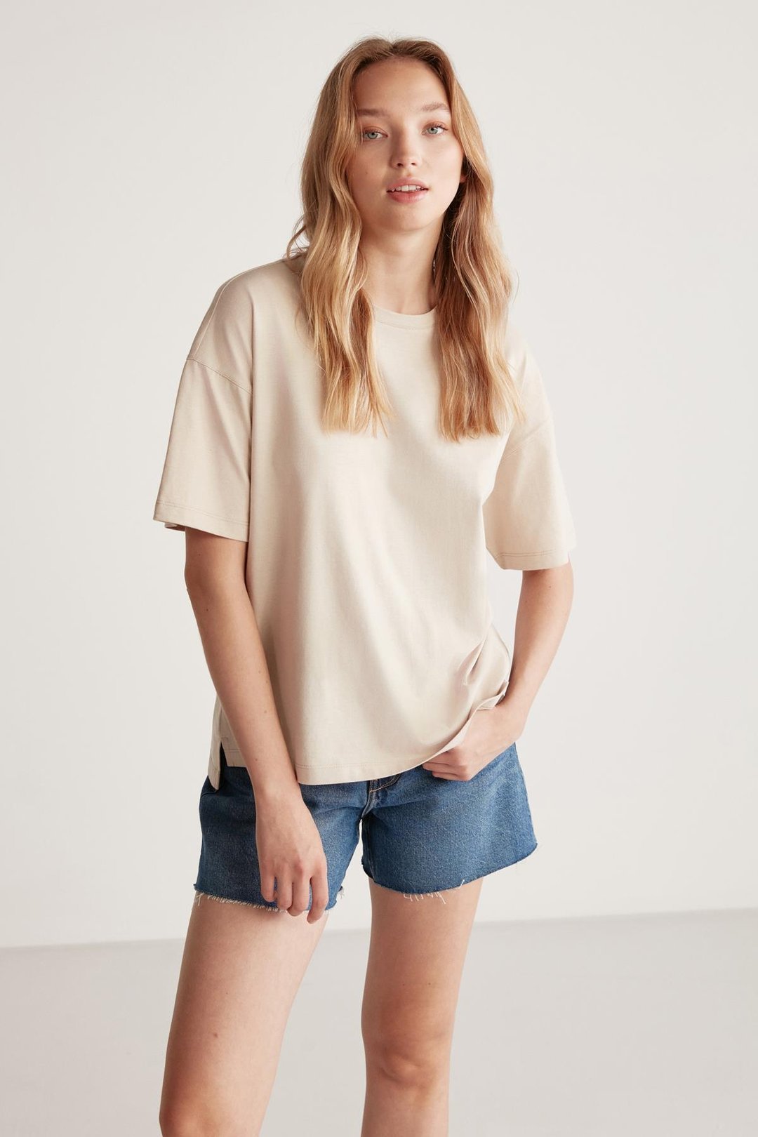 Jemmy Kadın %100 Organik Pamuk Relaxed Fit Yırtmaçlı Yuvarlak Yakalı Bej T-Shirt