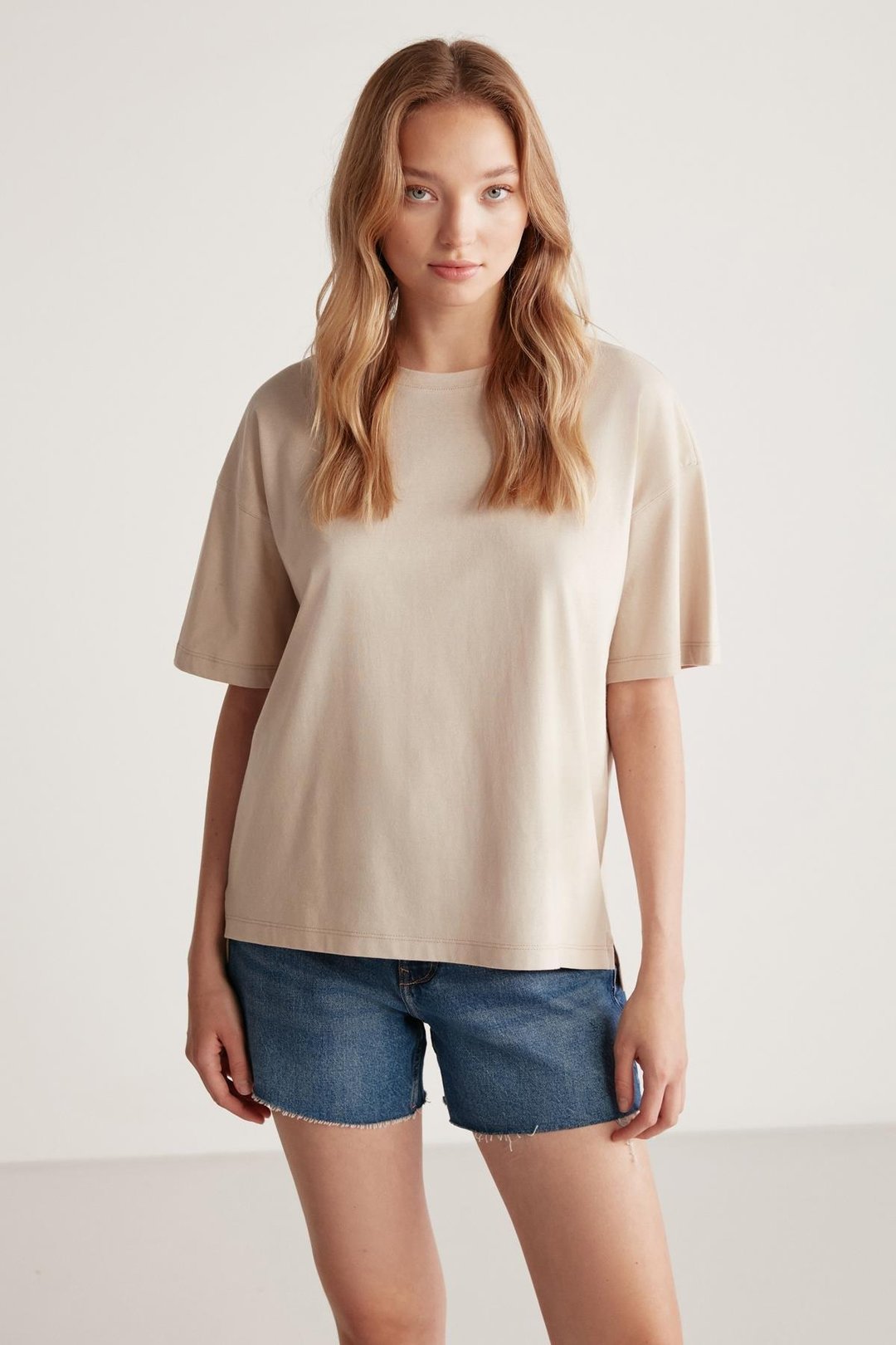 Jemmy Kadın %100 Organik Pamuk Relaxed Fit Yırtmaçlı Yuvarlak Yakalı Bej T-Shirt