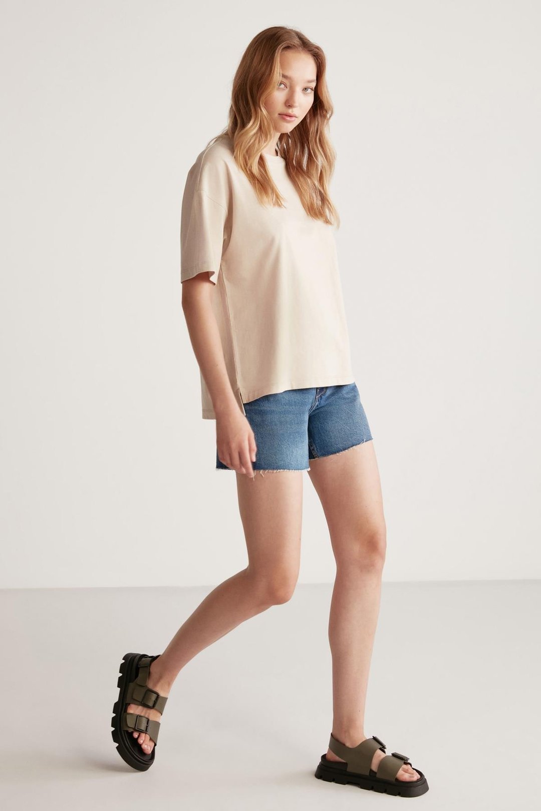 Jemmy Kadın %100 Organik Pamuk Relaxed Fit Yırtmaçlı Yuvarlak Yakalı Bej T-Shirt