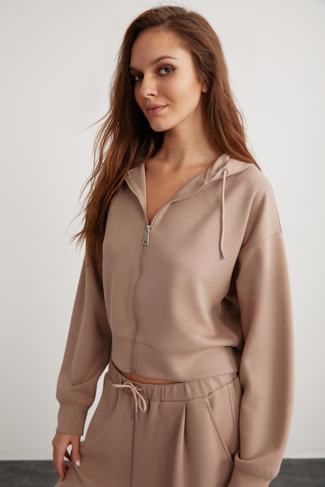 JILL Kadın Relaxed Fit Rahat Kalıp Kapüşonlu Fermuarlı Örme Crop Vizon Sweatshirt