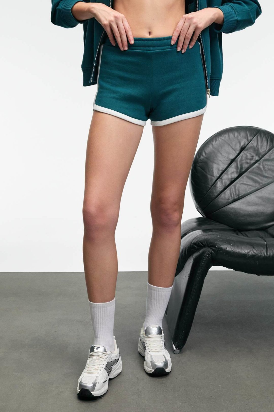 JUNELIA Kadın Kontrast Renk Biyeli Regular Fit Kısa Koyu Turkuaz Şort