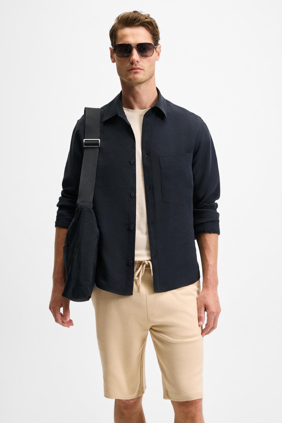 JUUSO Erkek Dökümlü Kumaş Gömlek Yaka Düğmeli Manşetli Cep Detaylı Uzun Kol Siyah Gömlek