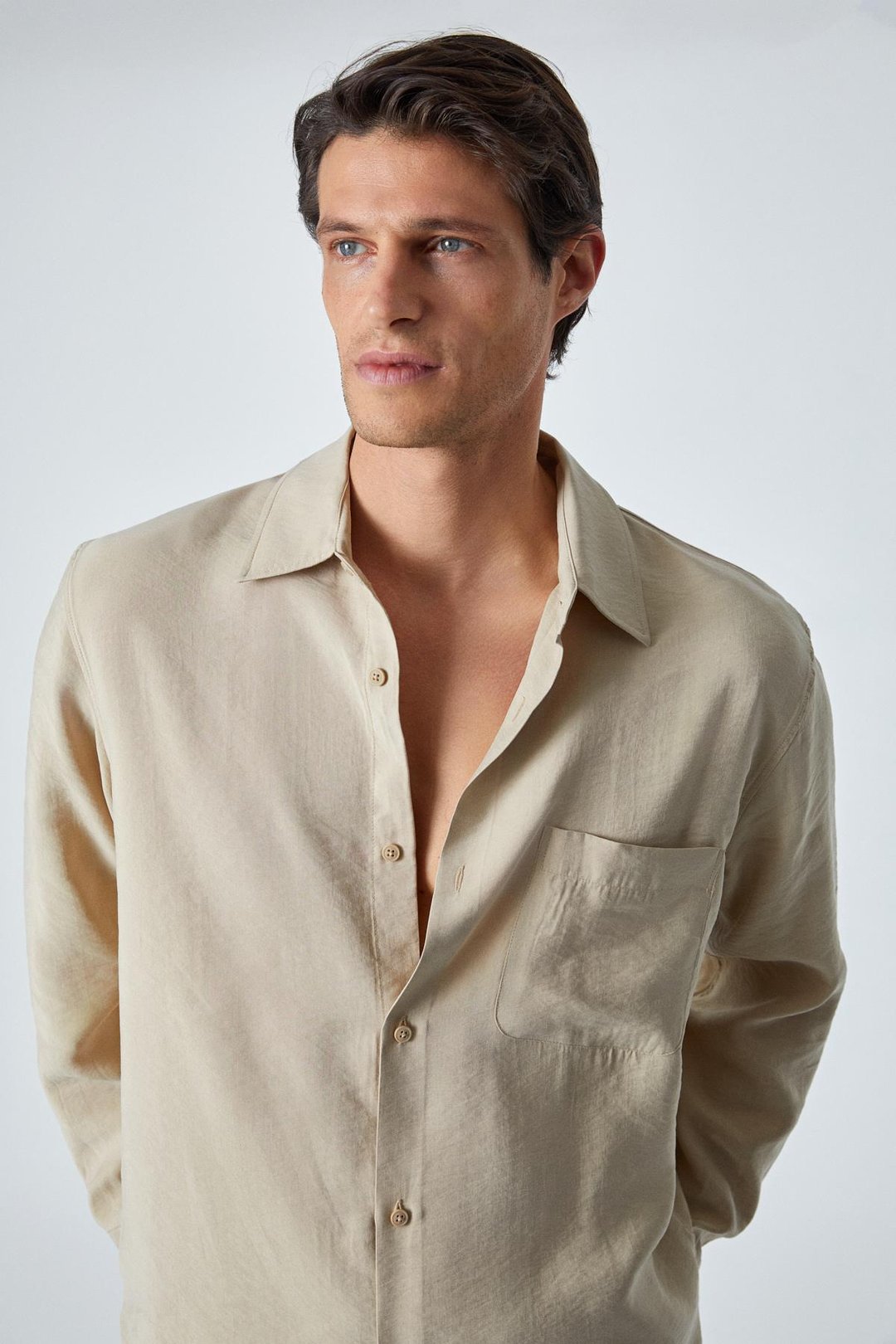 JUUSO Erkek Dökümlü Kumaş Gömlek Yaka Düğmeli Manşetli Cep Detaylı Uzun Kol Bej Gömlek