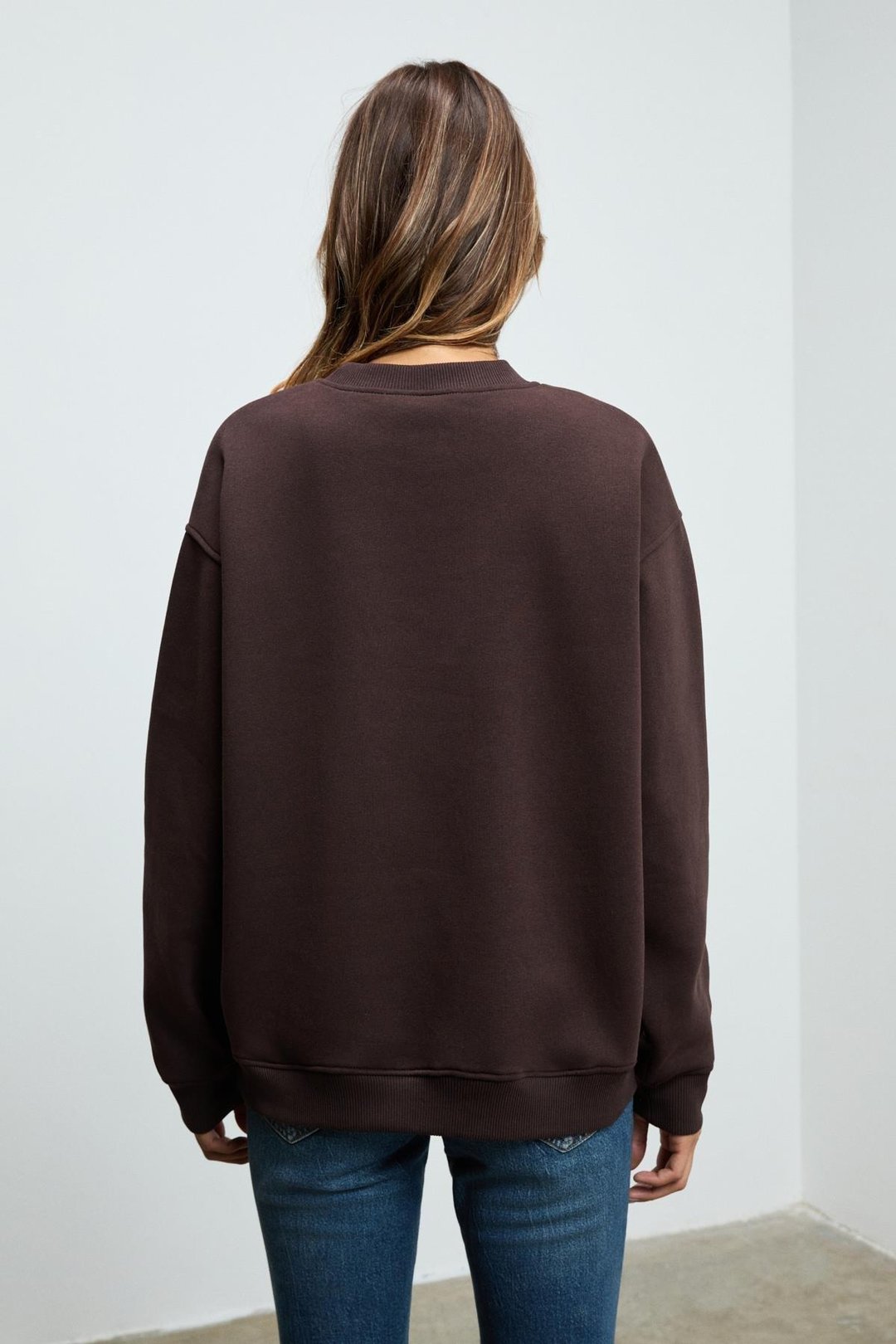 KARIUS Kadın Organik Pamuklu İçi Polarsız Oversize Yuvarlak Yakalı Koyu Kahverengi Sweatshirt