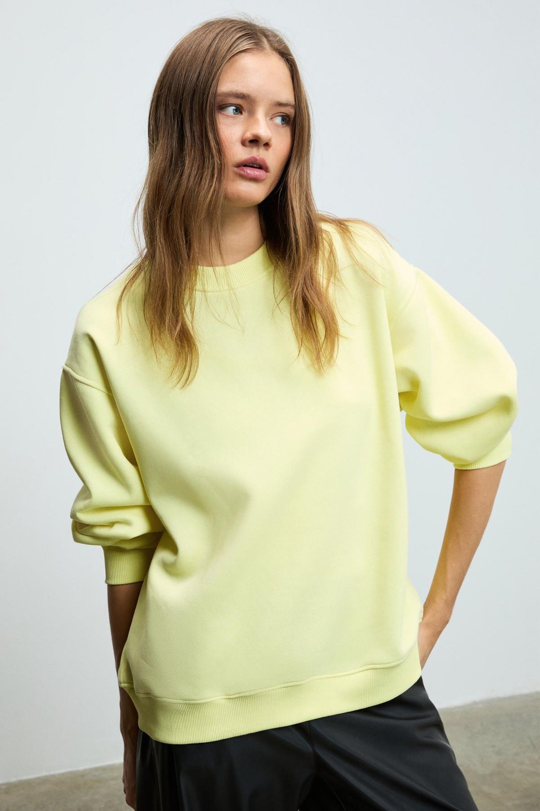 KARIUS Kadın Organik Pamuklu İçi Polarsız Oversize Yuvarlak Yakalı Sarı Sweatshirt
