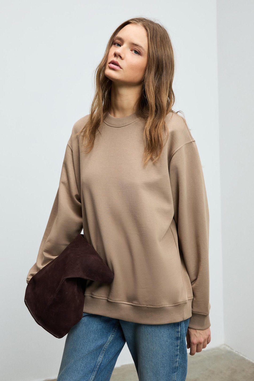 KARIUS Kadın Organik Pamuklu İçi Polarsız Oversize Yuvarlak Yakalı Açık Kahverengi Sweatshirt
