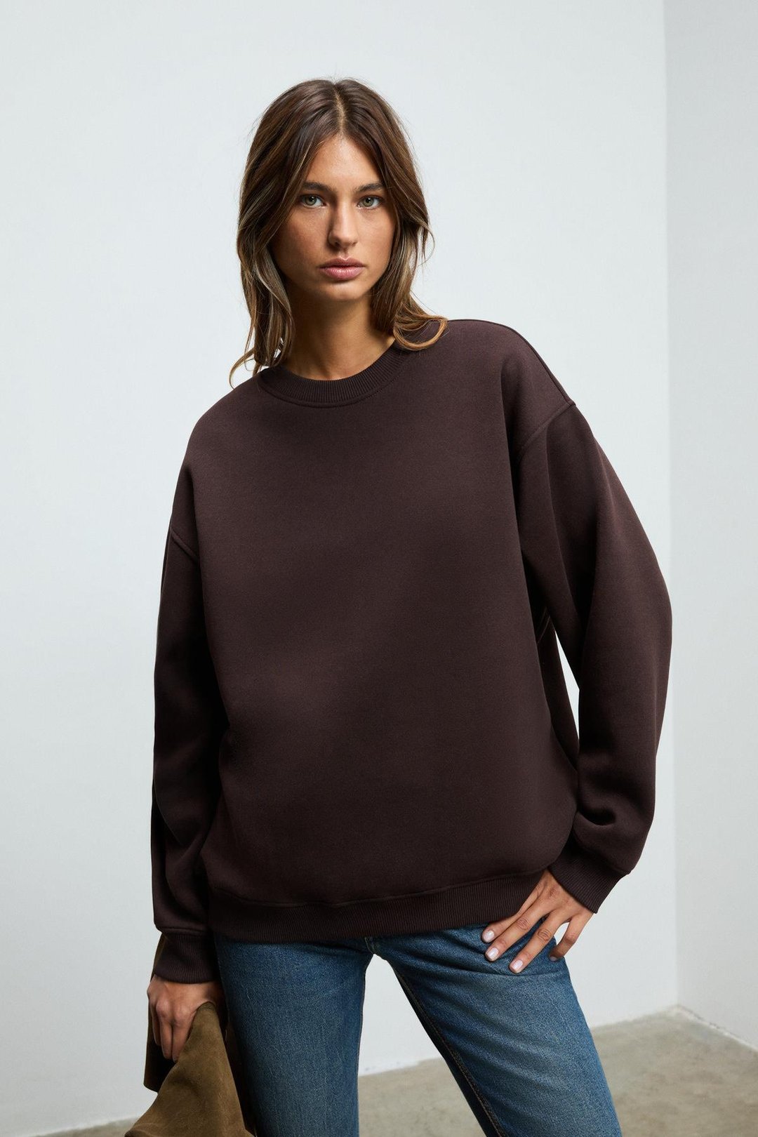 KARIUS Kadın Organik Pamuklu İçi Polarsız Oversize Yuvarlak Yakalı Koyu Kahverengi Sweatshirt