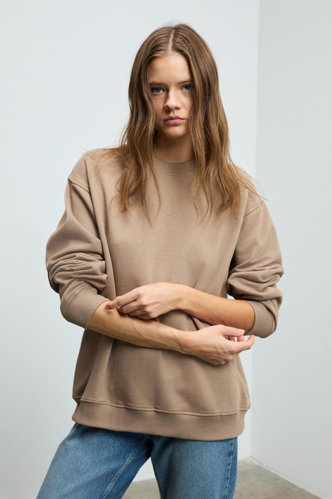 KARIUS Kadın Organik Pamuklu İçi Polarsız Oversize Yuvarlak Yakalı Açık Kahverengi Sweatshirt