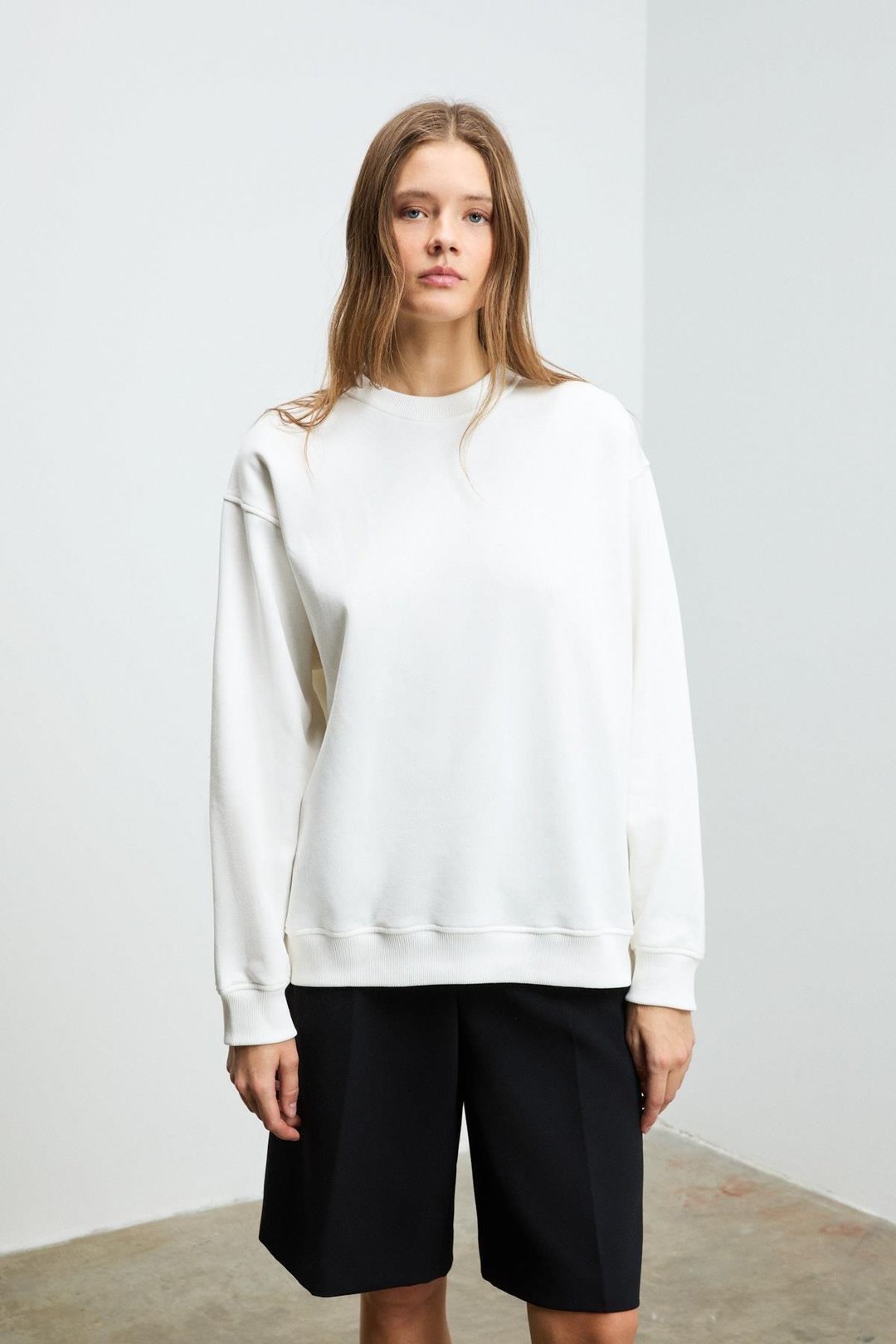 KARIUS Kadın Organik Pamuklu İçi Polarsız Oversize Yuvarlak Yakalı Beyaz Sweatshirt