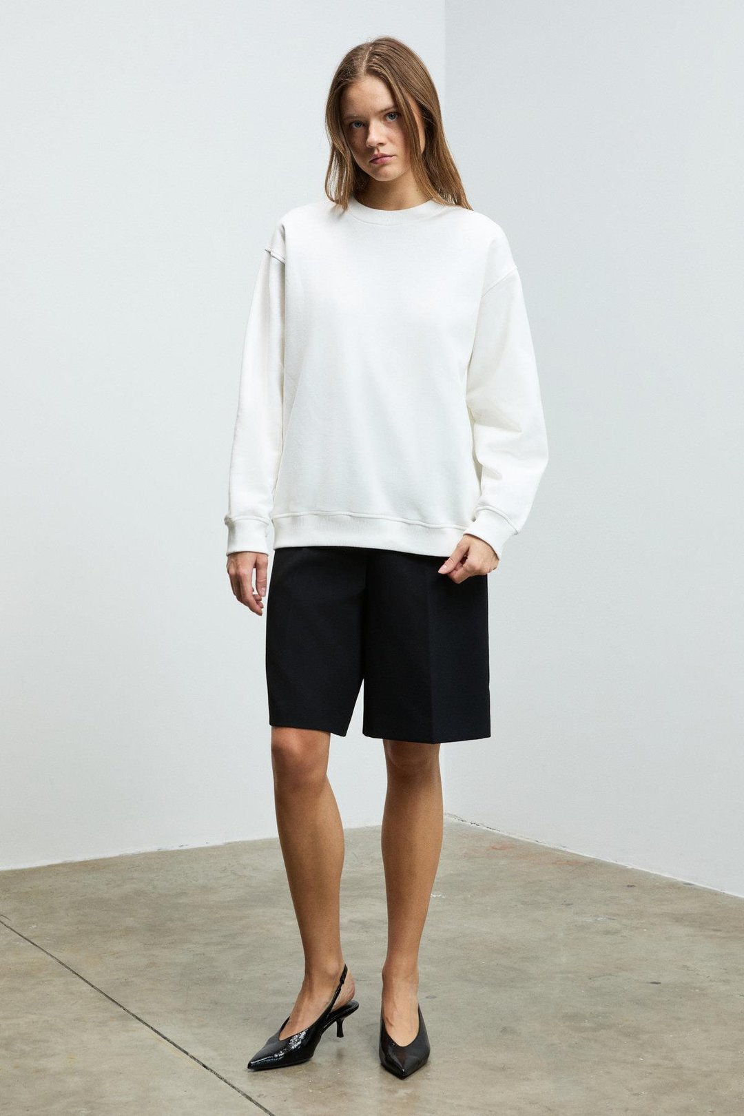 KARIUS Kadın Organik Pamuklu İçi Polarsız Oversize Yuvarlak Yakalı Beyaz Sweatshirt