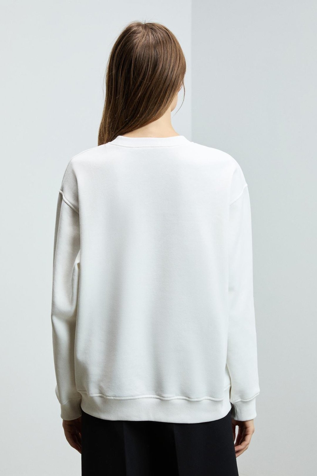KARIUS Kadın Organik Pamuklu İçi Polarsız Oversize Yuvarlak Yakalı Beyaz Sweatshirt