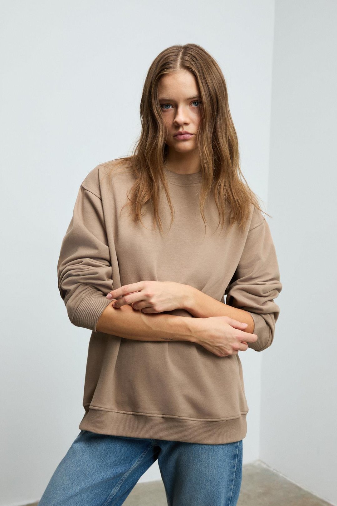 KARIUS Kadın Organik Pamuklu İçi Polarsız Oversize Yuvarlak Yakalı Açık Kahverengi Sweatshirt