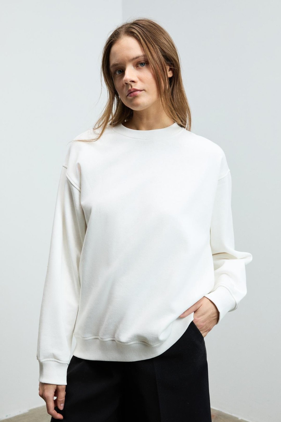 KARIUS Kadın Organik Pamuklu İçi Polarsız Oversize Yuvarlak Yakalı Beyaz Sweatshirt