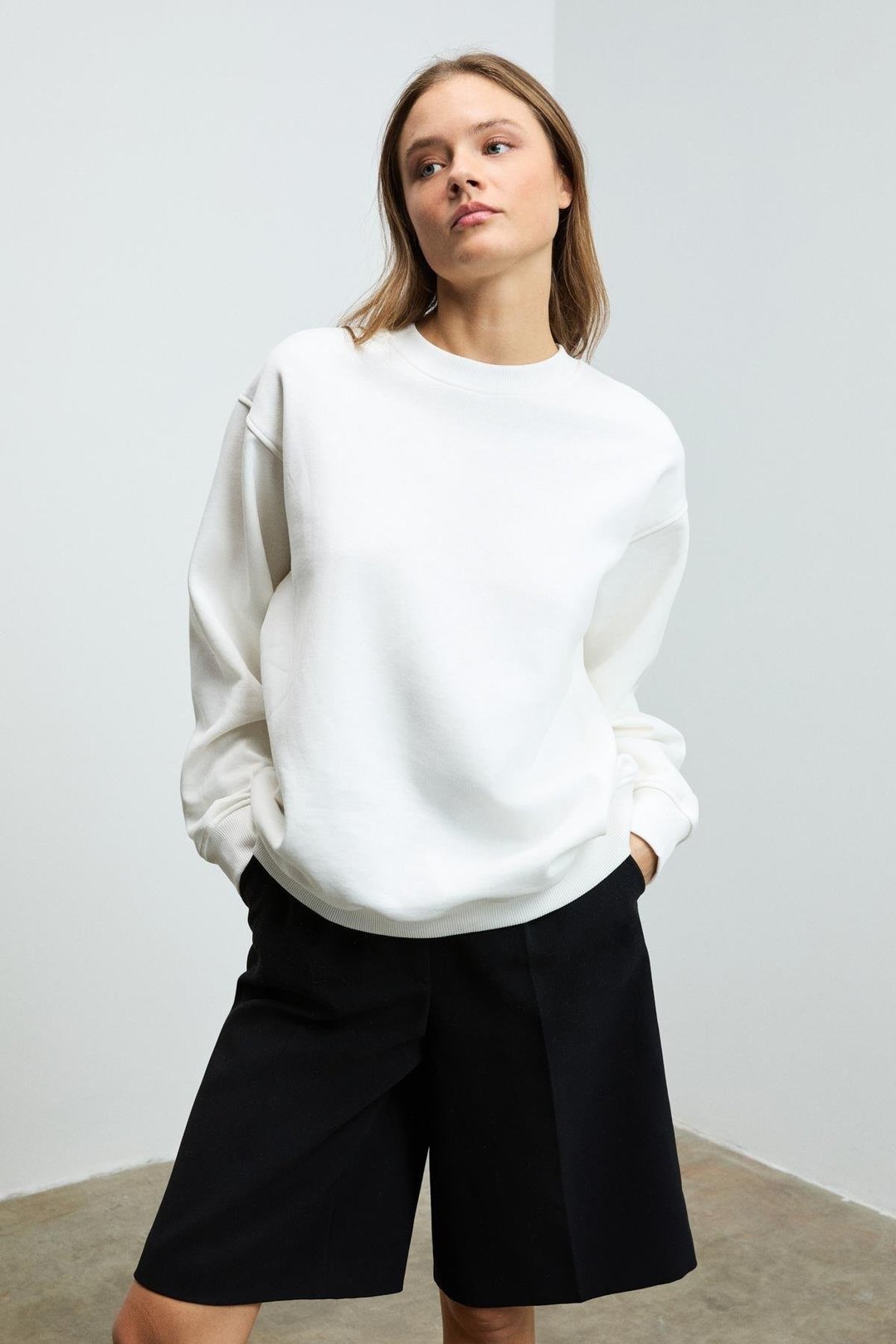 KARIUS Kadın Organik Pamuklu İçi Polarsız Oversize Yuvarlak Yakalı Beyaz Sweatshirt