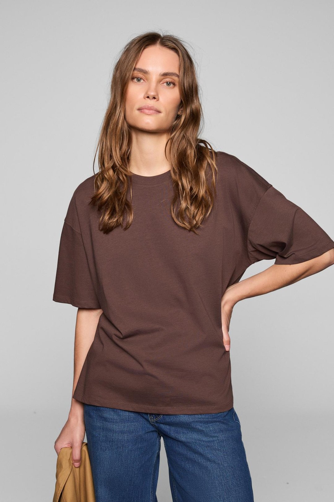 LAGERTHA Kadın %100 organik Pamuklu Kalın Dokulu Oversize Fit Yuvarlak Yakalı Koyu Kahverengi T-Shirt