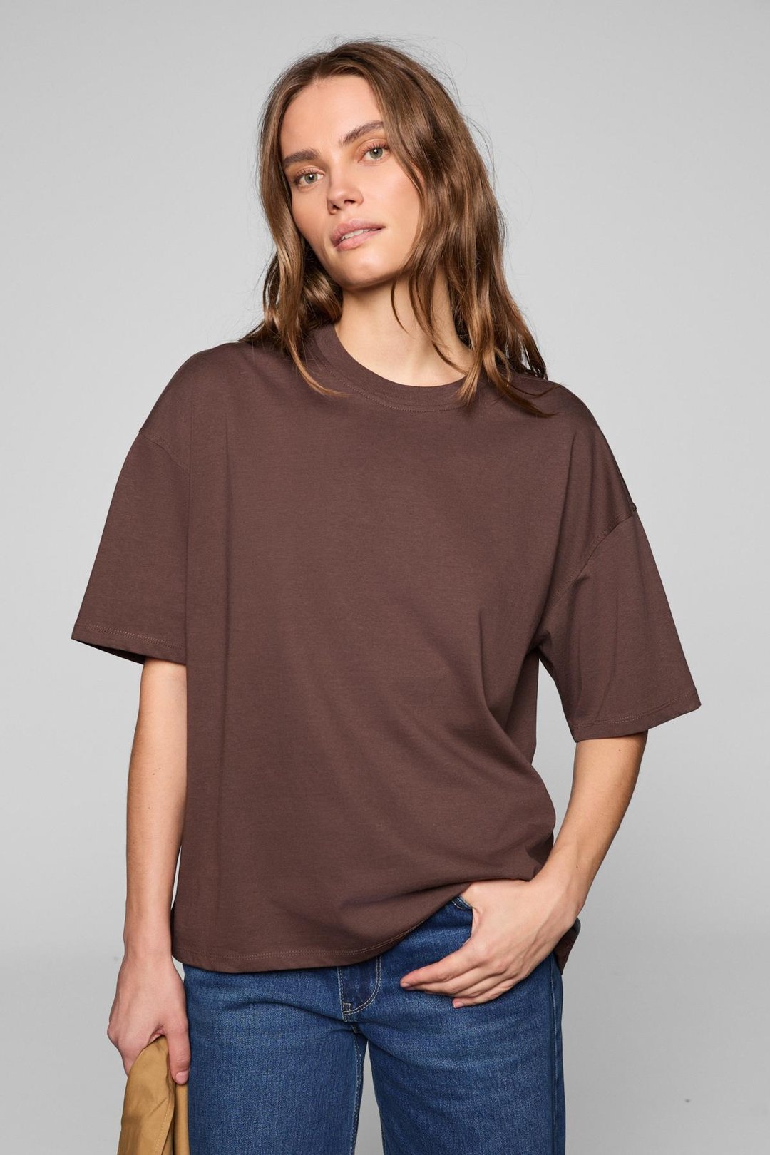 LAGERTHA Kadın %100 organik Pamuklu Kalın Dokulu Oversize Fit Yuvarlak Yakalı Koyu Kahverengi T-Shirt