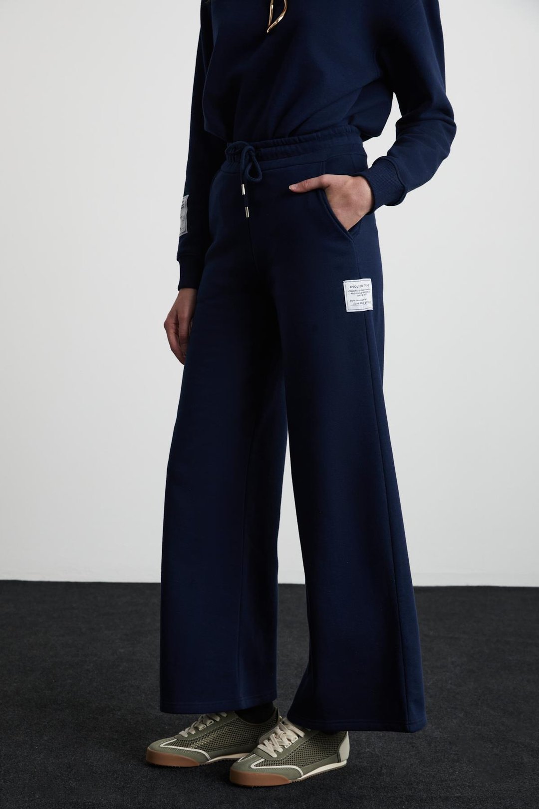 LAURY Kadın %100 Organik Pamuklu Yumuşacık Geniş Paça Regular Etiket Detaylı Lacivert Eşofman Altı