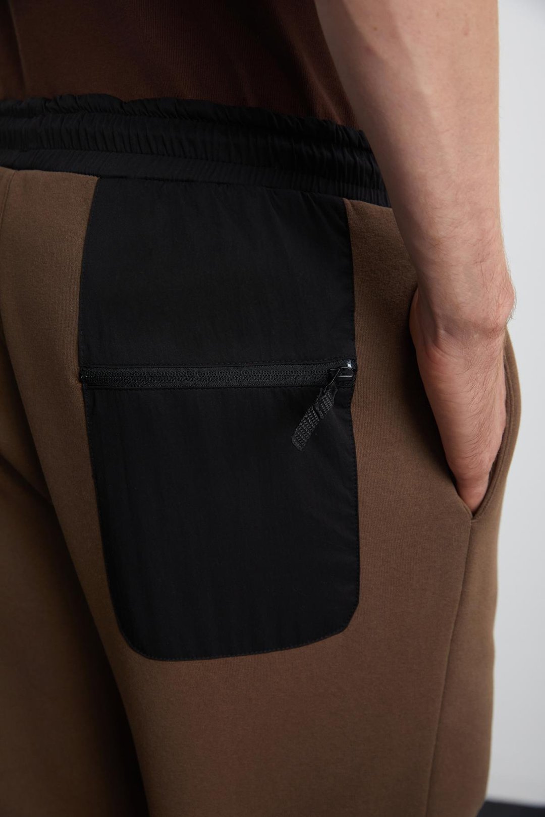 LUDWIG Erkek Organik Pamuklu Kumaşlı Paraşüt Fermuarlı Cepli İçi Polarlı Kahverengi Eşofman Altı