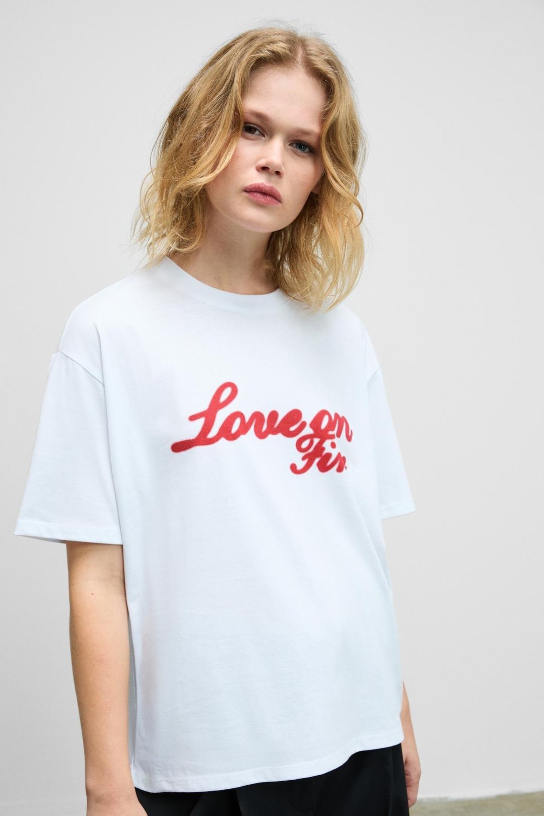 LUSUTA Kadın Yumuşak Ve Esnek Kumaşlı Baskı Detaylı Bisiklet Yakalı Beyaz T-Shirt