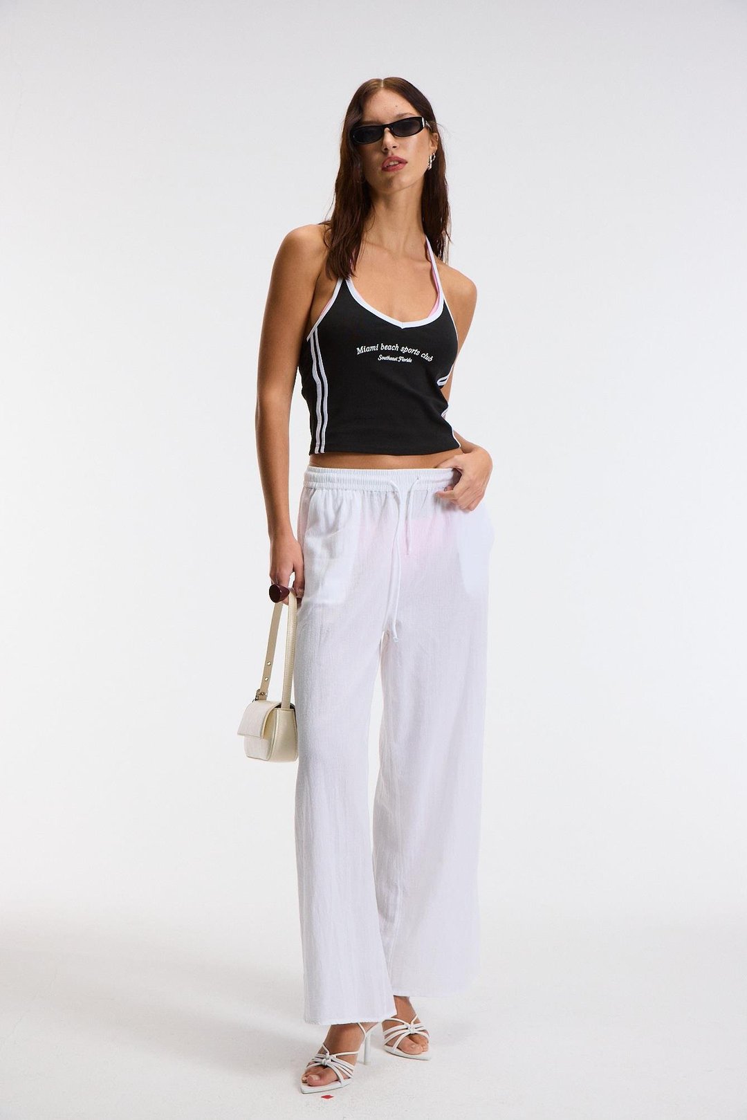 LUVINA Kadın Askılı Yaka Sıfır Kol Baskı Detaylı Ribanalı Siyah Bluz