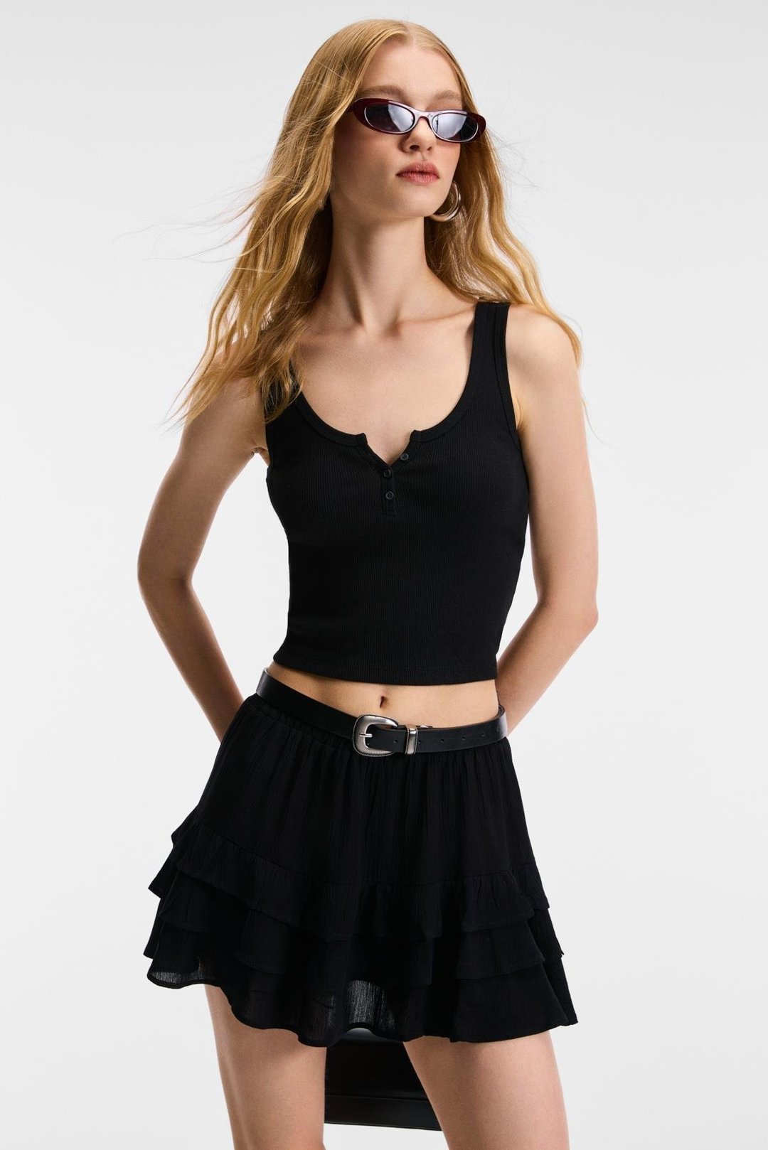 MAVSERA Kadın Kalın Askılı U Yaka Patlı Düğmeli Crop Slim Siyah Atlet