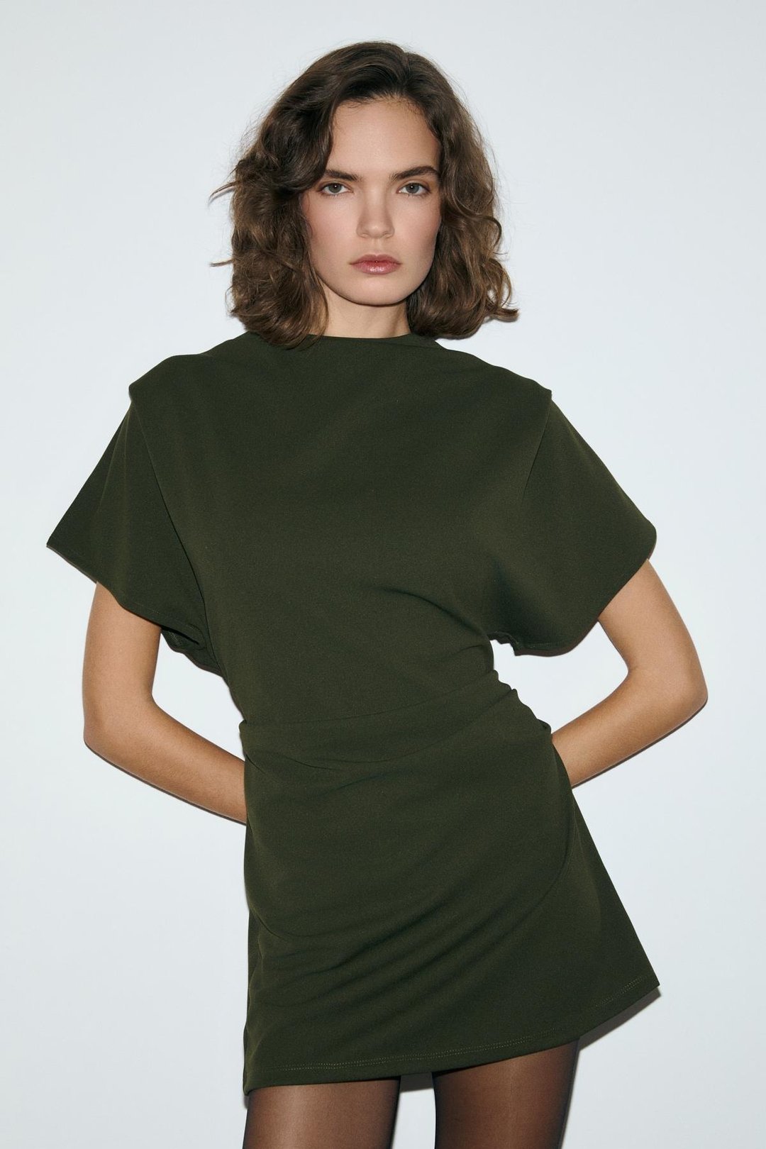 MAXINE Kadın Omuz Ve Bel Kısımlarında Pile Detaylı Dik Yaka Fermuarlı Kısa Kollu Mini Haki Elbise