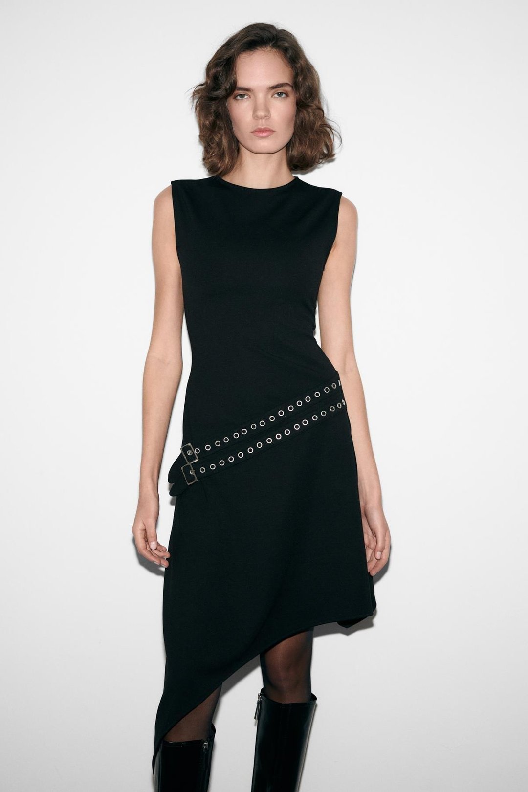 MELODRAMA Esnek Kumaşlı Yuvarlak Yaka Etek Ucu Asimetrik Kemer Detaylı Siyah Elbise