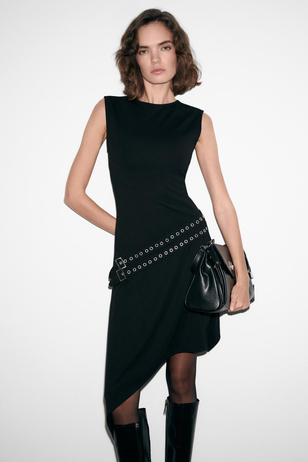 MELODRAMA Esnek Kumaşlı Yuvarlak Yaka Etek Ucu Asimetrik Kemer Detaylı Siyah Elbise