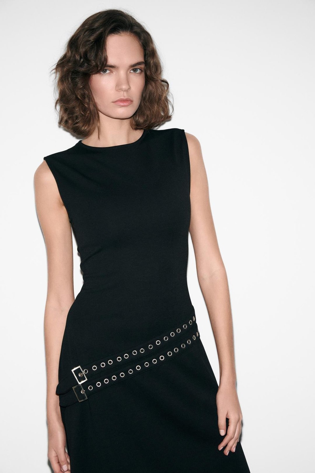 MELODRAMA Esnek Kumaşlı Yuvarlak Yaka Etek Ucu Asimetrik Kemer Detaylı Siyah Elbise