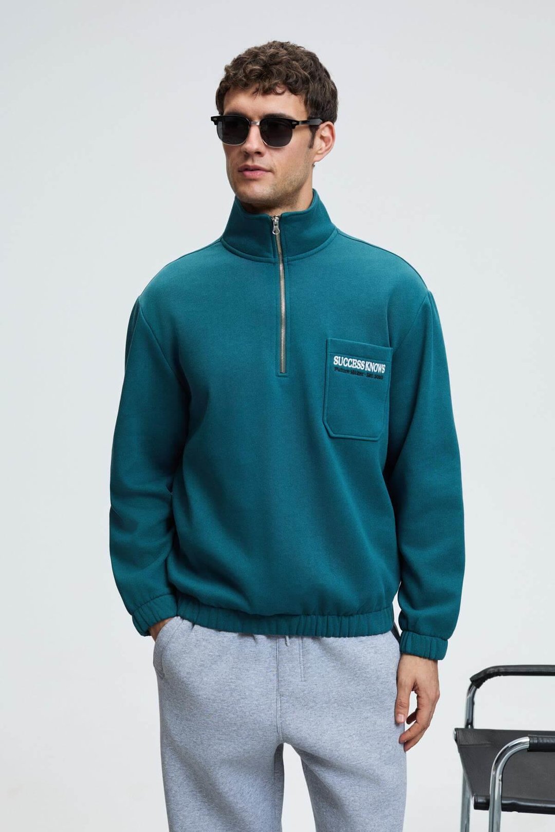 MERRICK Erkek Sırt Baskılı Cebi Nakışlı Yarım Fermuarlı Kolu Lastikli Dik Yaka Regular Fit Yeşil Sweatshirt