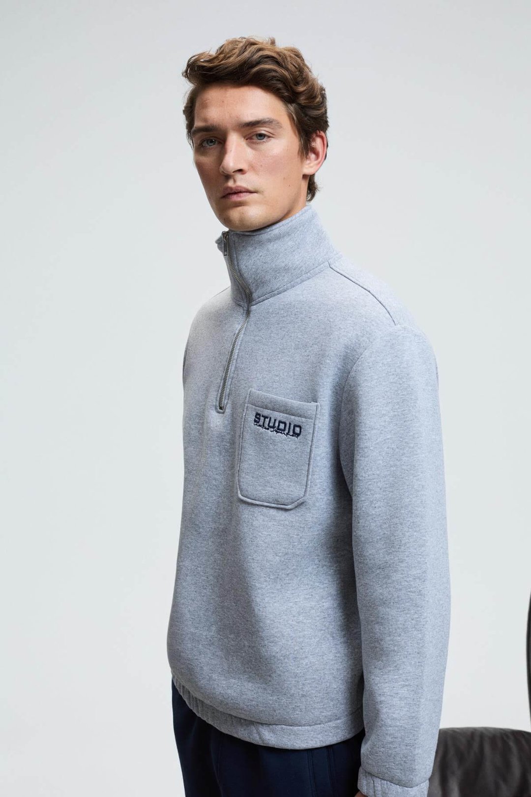 MERRICK Erkek Sırt Baskılı Cebi Nakışlı Yarım Fermuarlı Kolu Lastikli Dik Yaka Regular Fit Grimelanj Sweatshirt