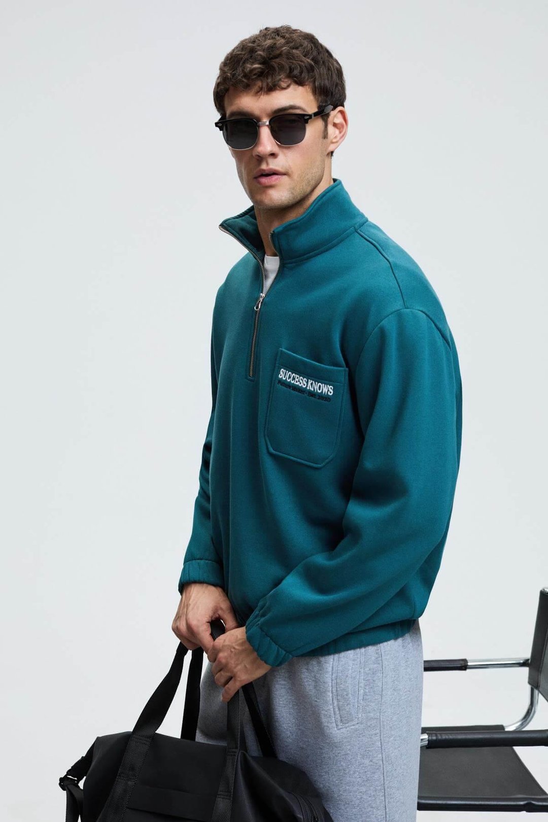 MERRICK Erkek Sırt Baskılı Cebi Nakışlı Yarım Fermuarlı Kolu Lastikli Dik Yaka Regular Fit Yeşil Sweatshirt