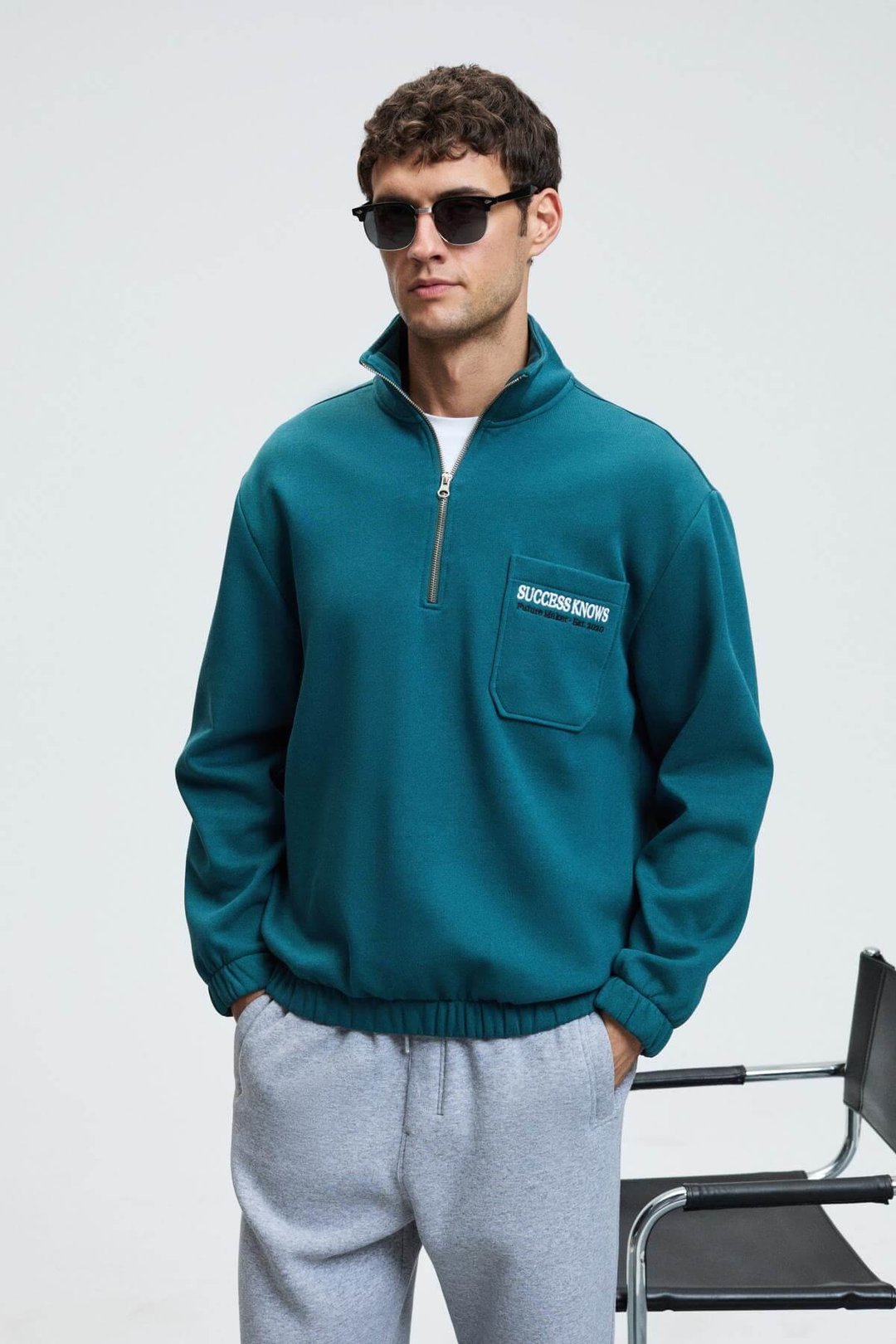 MERRICK Erkek Sırt Baskılı Cebi Nakışlı Yarım Fermuarlı Kolu Lastikli Dik Yaka Regular Fit Yeşil Sweatshirt