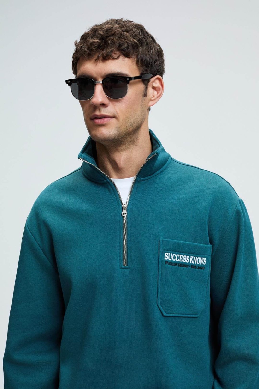 MERRICK Erkek Sırt Baskılı Cebi Nakışlı Yarım Fermuarlı Kolu Lastikli Dik Yaka Regular Fit Yeşil Sweatshirt