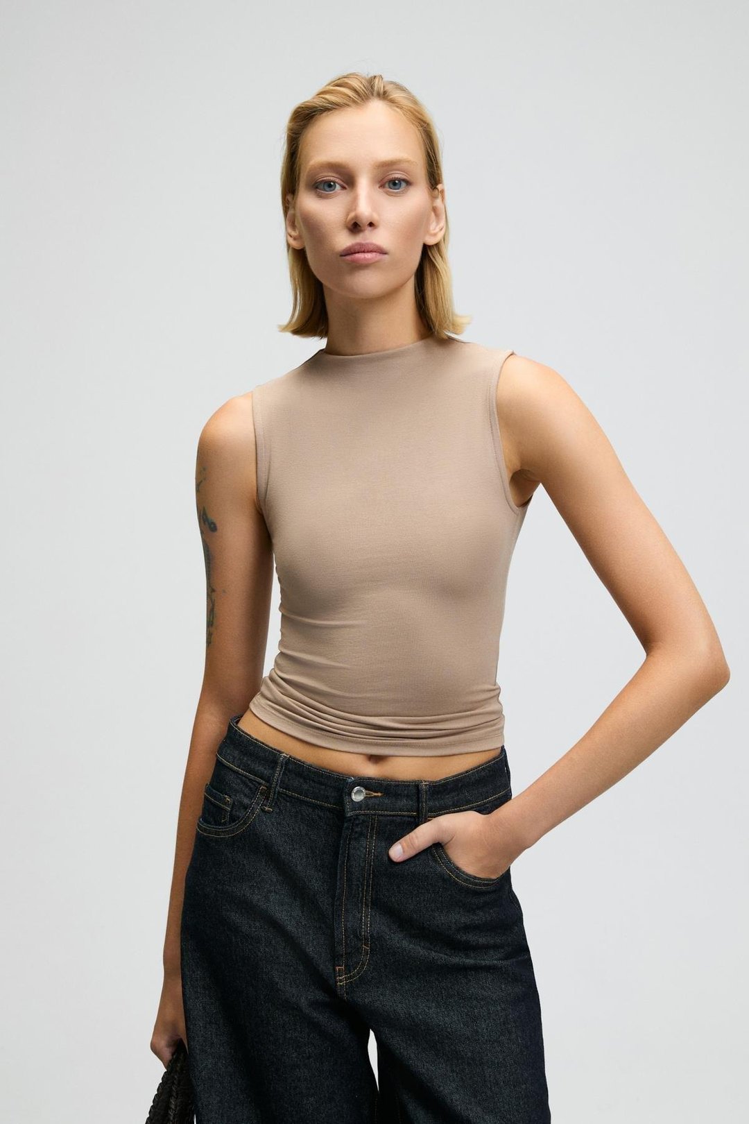 MIRUVA Kadın Halter Yaka Esnek Kumaşlı Sıfır Kollu Vizon Bluz