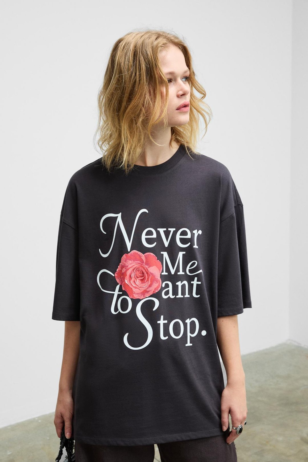 MOKILA Kadın Yumuşak Ve Esnek Kumaşlı Baskı Detaylı Bisiklet Yakalı Antrasit T-Shirt