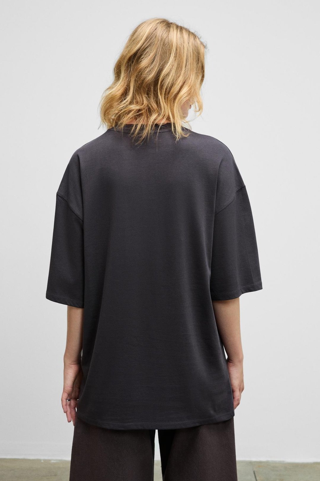 MOKILA Kadın Yumuşak Ve Esnek Kumaşlı Baskı Detaylı Bisiklet Yakalı Antrasit T-Shirt