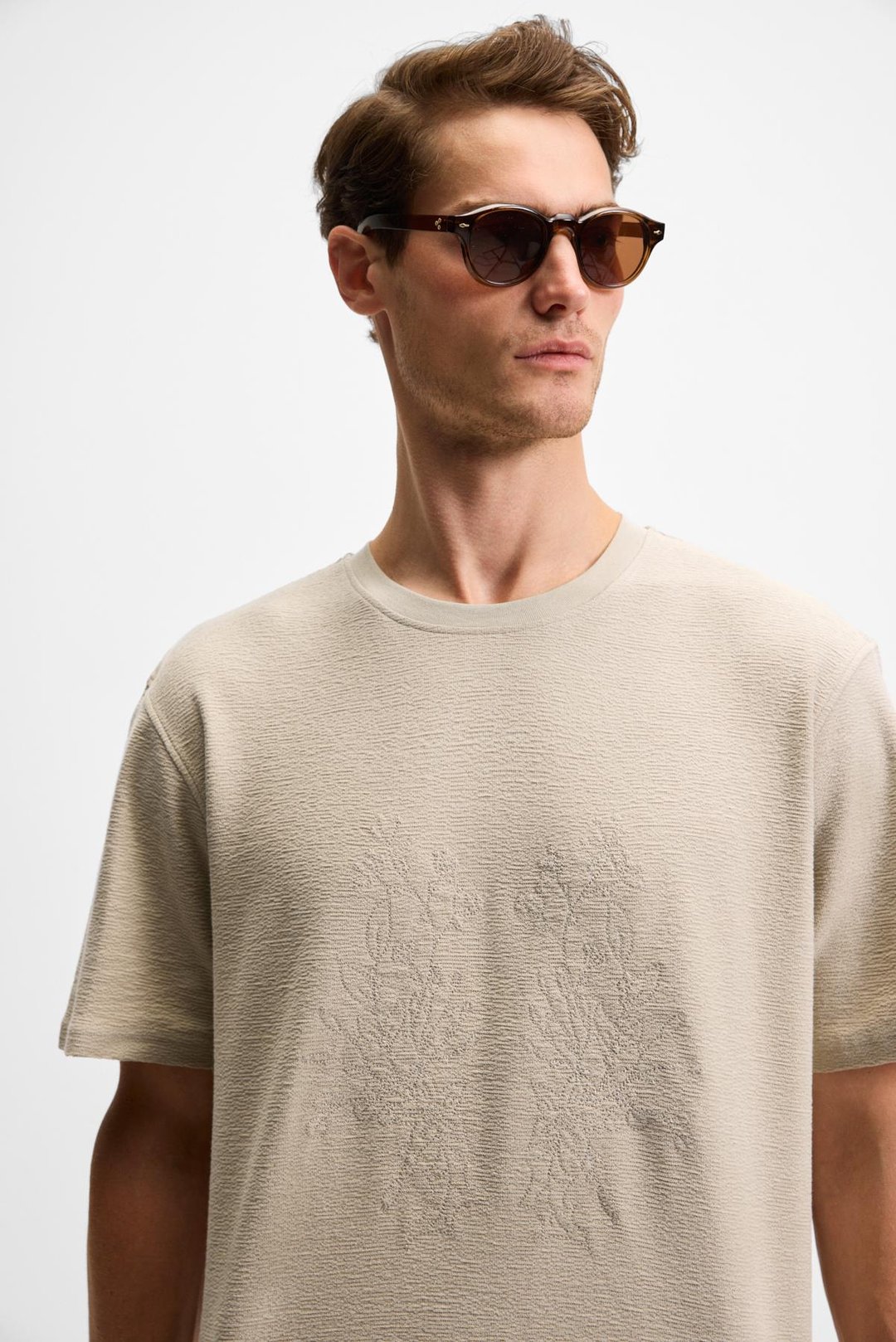 NELIDO Erkek Nakış Detaylı %100 Organik Pamuk Bisiklet Yaka Kısa Kollu Regular Fit Taş Rengi T-Shirt